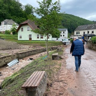 Aufräumen in Auw an der Kyll nach dem Pfingstunwetter.