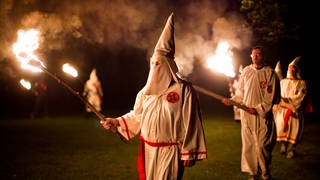 Eine Zeremonie mit Fackeln und weißen Kutten des Ku-Klux-Klans: solche Szenen müssen sich in den 1980er-Jahren auch in der Eifel abgespielt haben. 