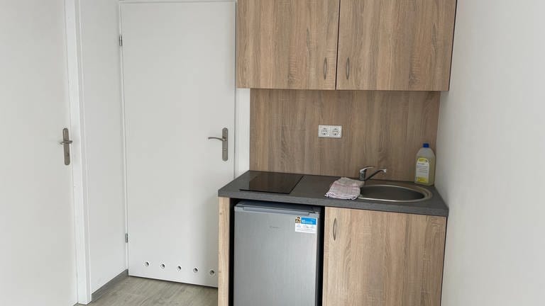 Die Küche im Woncontainer der Unterkunft für obdachlose Frauen in Trier