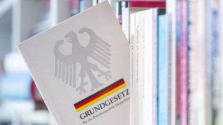 Heute vor 75 Jahren wurde das Grundgesetz unterzeichnet. Es ebnete den Weg für Deutschland hin zu einer stabilen Demokratie. 