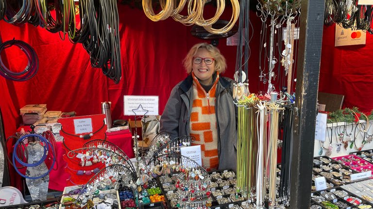 Seit sieben Jahren hat Nicole Helbig einen Schmuckstand auf dem Weihnachtsmarkt.
