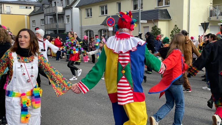 Beim Schärensprung hüpfen die Narren im Polkatakt.