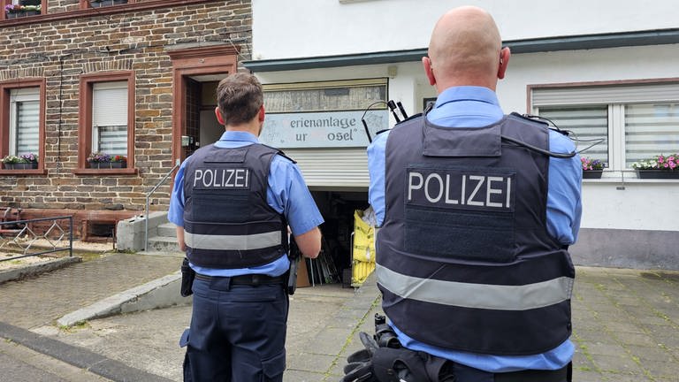 Laut Polizei waren die Beamten aufgrund von Lärm zu der Feier im Kröver Ortsteil Kövenig gerufen worden.
