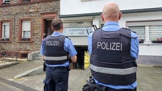 Laut Polizei waren die Beamten aufgrund von Lärm zu der Feier im Kröver Ortsteil Kövenig gerufen worden.
