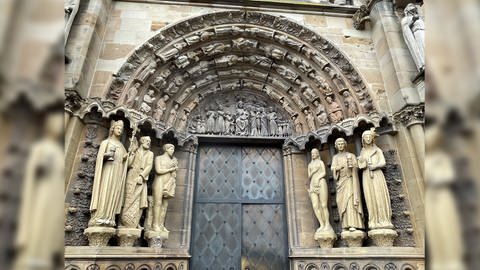 Die Figuren im Portal der gotischen Liebfrauenkirche Trier. Die Frauenfiguren vorne rechts und links symbolisieren das Christentum und das Judentum.