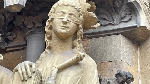 Frauenfigur der Synagoge mit verbundenen Augen und zerbrochenem Stab im Portal der gotischen Liebfrauenkirche Trier.