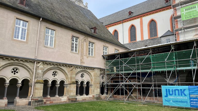 Der Nordflügel des Kreuzgangs von St. Matthias ist jetzt eingerüstet, damit das provisorische Dach abgerissen und ein neues Dach gebaut werden können.