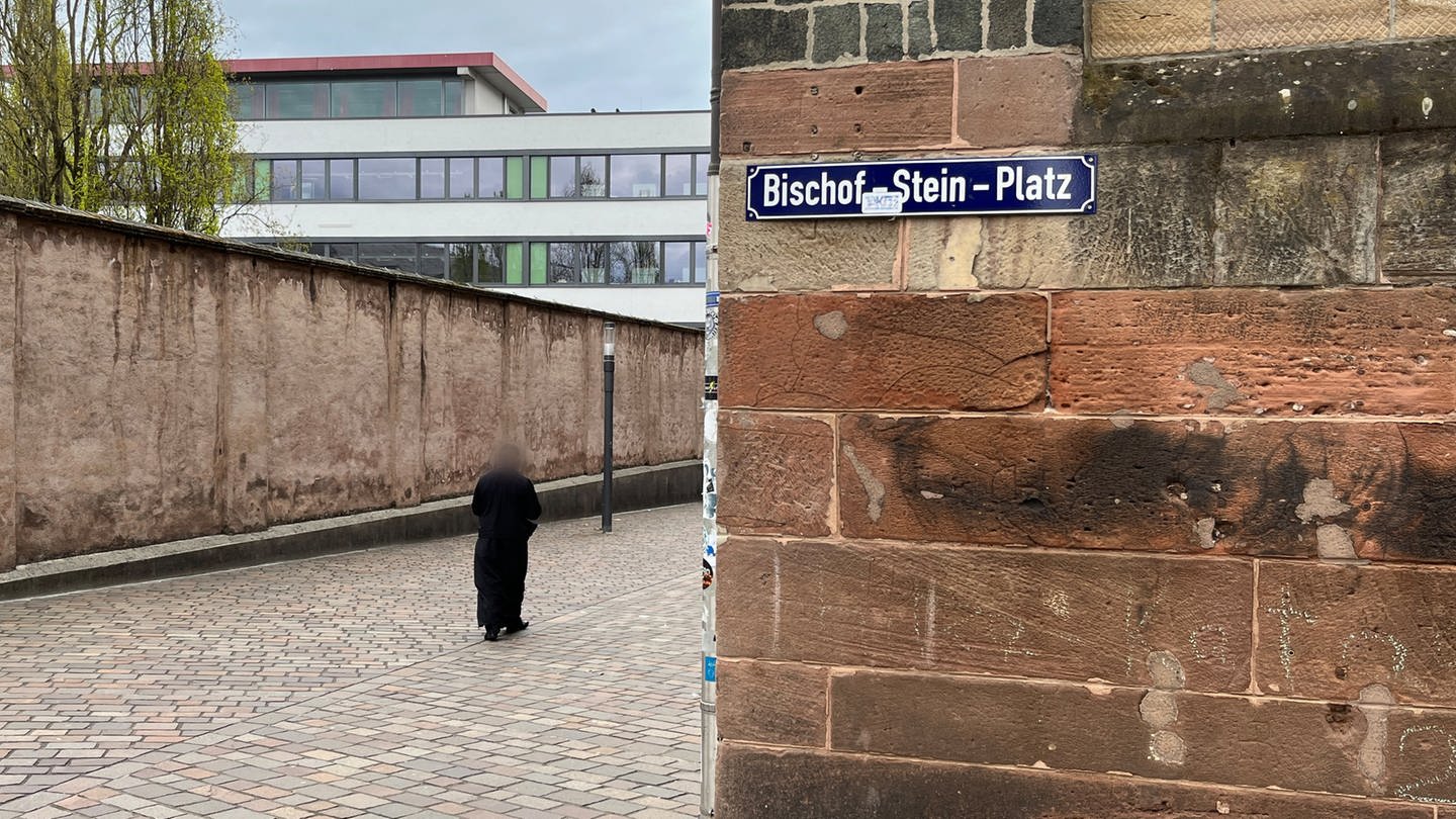 Der Bischof-Stein-Platz hinter dem Trierer Dom wird umbenannt. Der zuständige Ortsbeirat wählt einen neuen Namen aus.