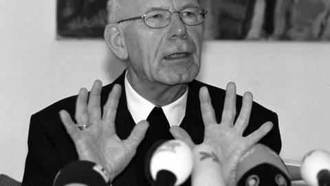 Der ehmalige Trierer Bischof Hermann-Josef Spital bei einer Pressekonferenz.