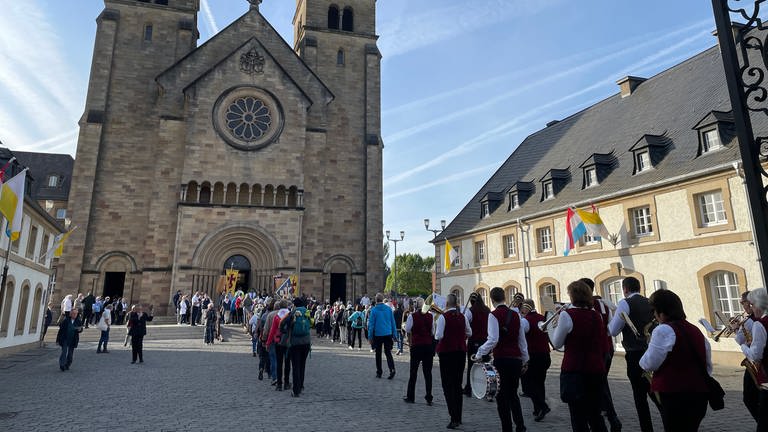Vor Beginn der Springprozession in Echternach und auch danach ist in der Basilika eine Messe.