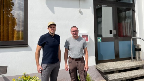 Florian Schmidt und Roland Schmidt vor dem Gemeindehaus in Deuselbach.