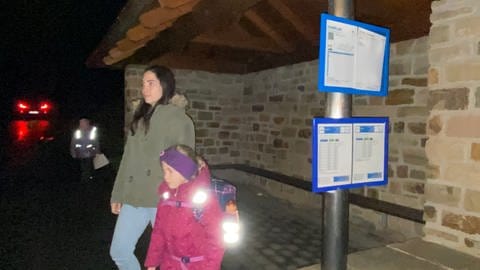 Elena Zimmer und ihre Tochter Josefine warten oftmals vergeblich auf den Bus in Essingen.