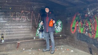 Streetworker Jonas Klein an einem seiner Arbeitsorte im Kreis Vulkaneifel: einem Bushäuschen in Kelberg.