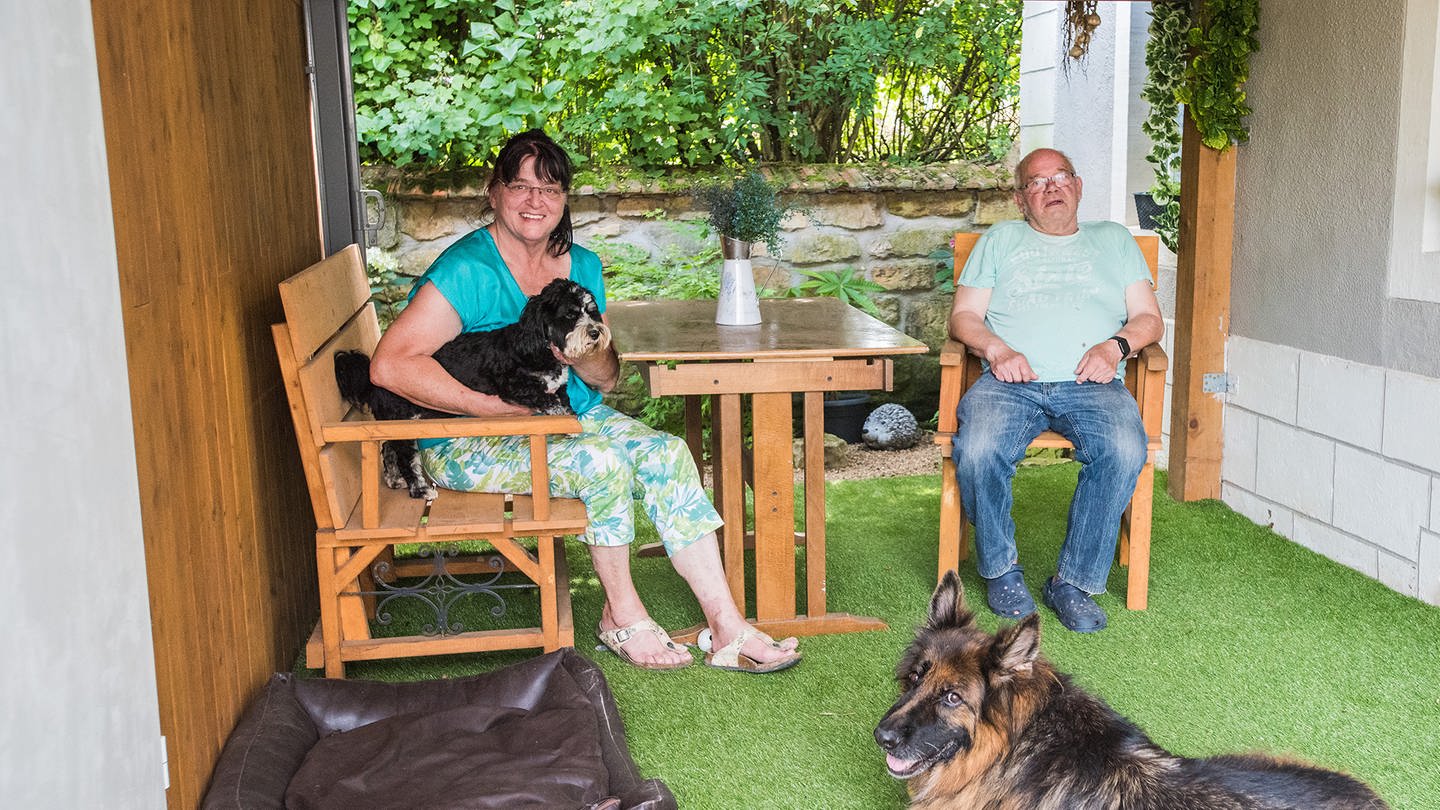 Senioren-WG in der Eifel: Ein Schritt gegen die Altersarmut: Juliette Küsters und Romain Thies sitzen vor dem gemeinsam renovierten Haus ihrer Wohngemeinschaft in Rodershausen.