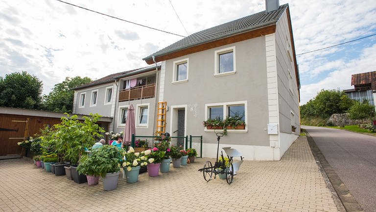 Senioren-WG in der Eifel: Ein Schritt gegen die Altersarmut: Das Bauernhaus in Rodershausen ist inzwischen wieder ein Schmuckstück. Dort leben zwei ältere Menschen in einer Wohngemeinschaft.