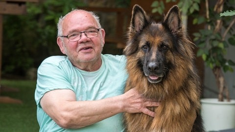 Senioren-WG in der Eifel: Ein Schritt gegen die Altersarmut: Romain Thies und sein Hündin Penny aus der Senioren WG in der Eifel