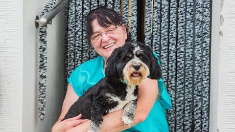 Juliette Küsters und ihr Hund Willy leben gerne in der Senioren-WG in Rodershausen.