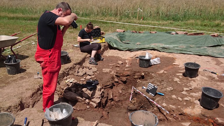 Vor Jahren haben die Archäologen auf einem Acker bei Herforst drei Töpferöfen ausgegraben. Nun stellt sich heraus: Es müssen mehr als Hundert gewesen sein. 