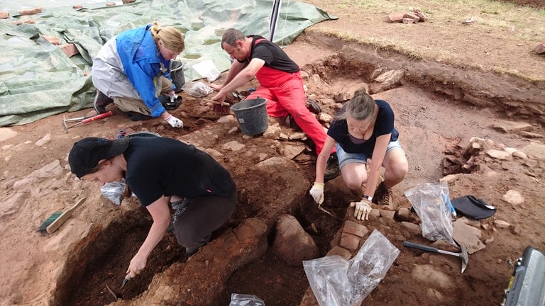 Vor Jahren haben die Archäologen auf einem Acker bei Herforst drei Töpferöfen ausgegraben. Nun stellt sich heraus: Es müssen mehr als Hundert gewesen sein. 