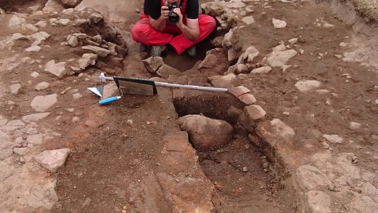 Vor Jahren haben die Archäologen auf einem Acker bei Herforst drei Töpferöfen ausgegraben. Nun stellt sich heraus: Es müssen mehr als Hundert gewesen sein. 