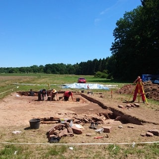 Vor Jahren haben die Archäologen auf einem Acker bei Herforst drei Töpferöfen ausgegraben. Nun stellt sich heraus: Es müssen mehr als Hundert gewesen sein. 