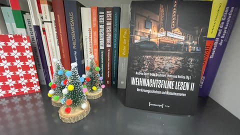 Unter dem Titel "Weihnachtsfilme lesen" schreiben Andrea Geier und ihre Kolleginnen Bücher über das Genre.