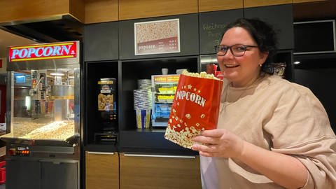 Josefine Kraft freut sich über viele verkaufte Tickets und Popcorntüten über die Feiertage.
