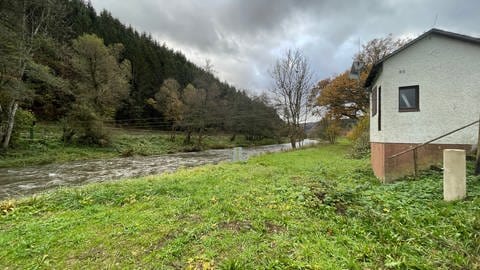 Pegelstationen, wie hier in Densborn, erfassen den aktuellen Wasserstand und Abfluss der Kyll. Daten, die Katastrophenschützer brauchen, um Hochwasser vorherzusagen. 