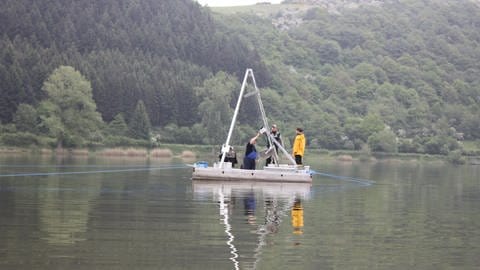 Die Forscher nehmen ihre Proben von einer Bohrplattform aus, wie sie hier im Meerfelder Maar verankert wurde.