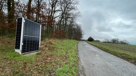 Die Erdbebenmessstation in Wolken sieht wie ein Stromkasten aus. Betrieben wird sie mit Solarzellen. 