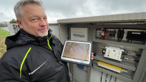 Wenn Techniker Ulf Wollstädter sein Tablet an die Messstation anschließt, kann er jede kleinste Erschütterung auf dem Bildschirm sehen. 