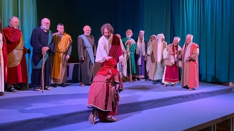 Bis zu 100 Darstellerinnen und Darsteller in vielfältigen bunten Kostümen stehen ab der Fastenzeit auf der Bühne in St. Nikolaus.