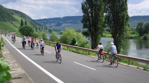 Fahrradfahrende bei der ehemaligen Aktion "Happy Mosel", die 2017 zum letzten Mal organisiert wurde.