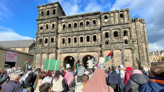 200 Menschen demonstrierten vor der Porta Nigra in Trier für den Schutz der Palästinenser in Gaza.