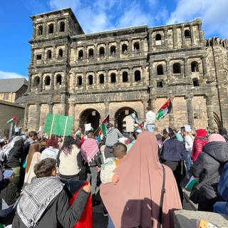 200 Menschen demonstrierten vor der Porta Nigra in Trier für den Schutz der Palästinenser in Gaza.