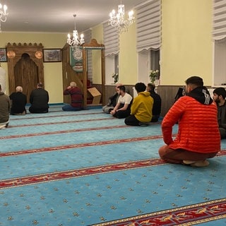 Das Abendgebet gehört jeden Tag zu den fünf Gebeten der Muslime. Nach dem gemeinsamen Fastenbrechen wird auch gemeinsam in der Moschee gebetet.