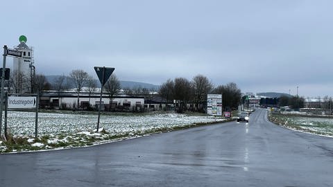 Das Gewerbegebiet in Weinsheim grenzt direkt an die Felder von Landwirt Gerd Sohns. Wenn es erweitert wird, wird der Bauer rund 15 Hektar Land verlieren. 