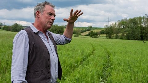 Landwirt Robert Lichter auf einem Feld in der Eifel