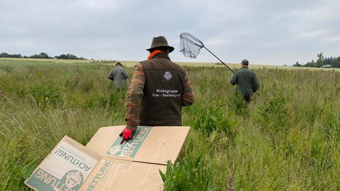 Während der Pilot an der Drohnenstation bleibt geht der Rest des Teams auf die Suche nach dem Tier.