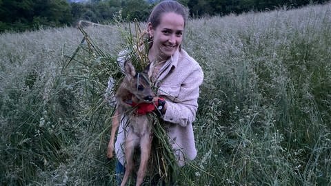 Lara hält das gerettete Kits in den Händen.