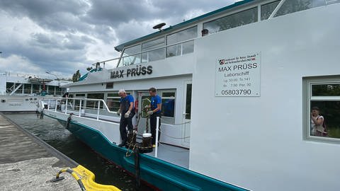 In der Schleuse in Detzem, zwischen Trier und Traben-Trarbach steige ich auf das Laborschiff die "Max Prüss" auf.