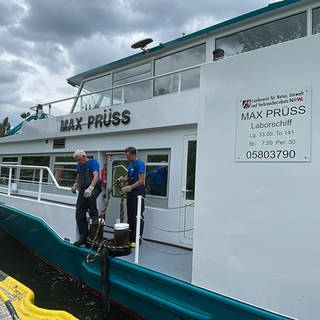 In der Schleuse in Detzem, zwischen Trier und Traben-Trarbach steige ich auf das Laborschiff die "Max Prüss" auf.