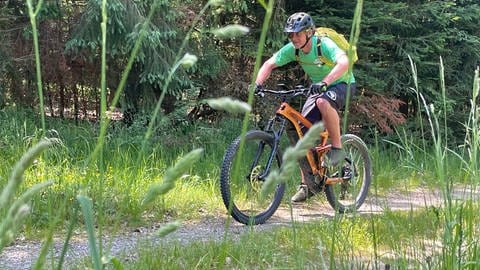 Eine gute Beherrschung seines E-Bikes ist wichtig wenn man im Wald unterwegs ist. Tipps für mehr Sicherheit und Infos zu den Gefahren gibt es von Fahrtrainer Jochen Weinandy.