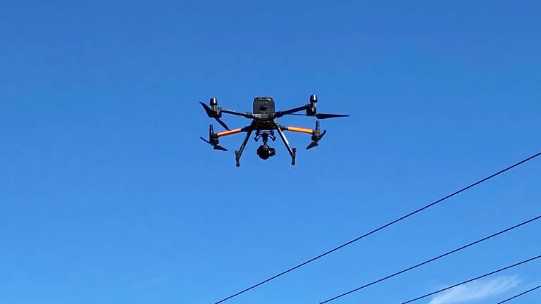 Mit dieser Drohne fliegt Westenergie über seine Baustellen, zum Beispiel von neuen Umspannwerken. Damit lassen sich präzise Aufnahmen und Messungen machen, die beim Bau helfen.