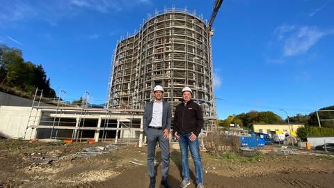 Tyrone Winbush, stellvertretender Vorstandsvorsitzender der Lepper Stiftung (links), und Bauleiter Erich Doll (rechts) sind zuversichtlich, dass das Gebäude der Junior Uni Daun im Herbst 2023 fertig ist.