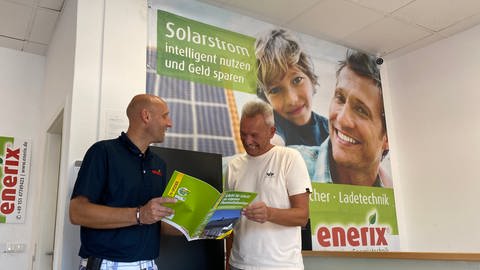 Ingo Fischer (links), Geschäftsführer von enerix Eifel-Hunsrück, berät einen Kunden für seine neue Photovoltaikanlage. Die gestiegene Nachfrage sei gerade noch zu händeln.