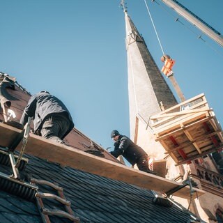 Vier Tage auf dem Dach arbeiten und dann ein langes Wochenende: So läuft es bei einem Dachdeckerbetrieb aus Erden. 