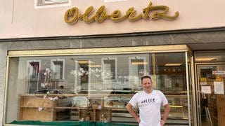 Bäcker Fritz Helumt Olbertz vor seiner Bäckerei in Trier - der ältesten Bäckerei in der Stadt.