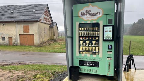 Mehr als 40 solche Automaten gibt es in Rheinland-Pfalz. Dort kann man sich das Eis aus Vazzolas "Eiswerkstatt" selbst ziehen. 