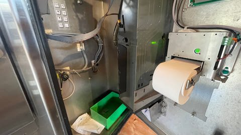 Der Automat kann jetzt Kassenbons drucken. So ein Drucker kostet zwischen 1500 und 3000 Euro. 